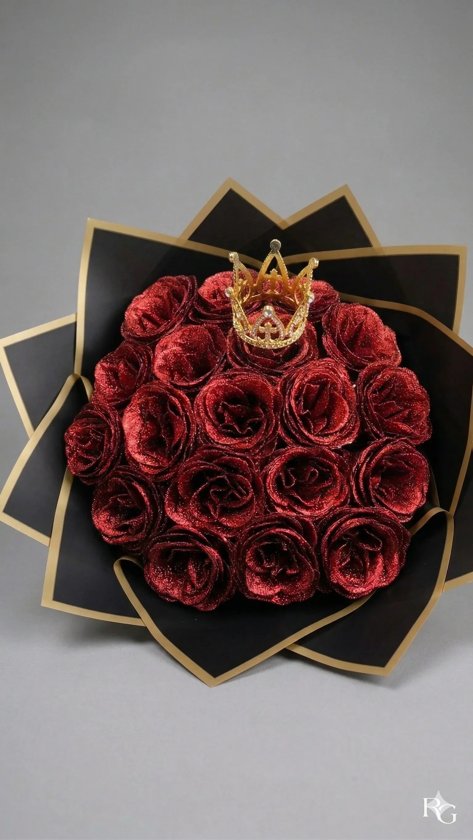 Vörös örök rózsa csokor, csillogós rózsák, romantikus ajándék dekorációval.