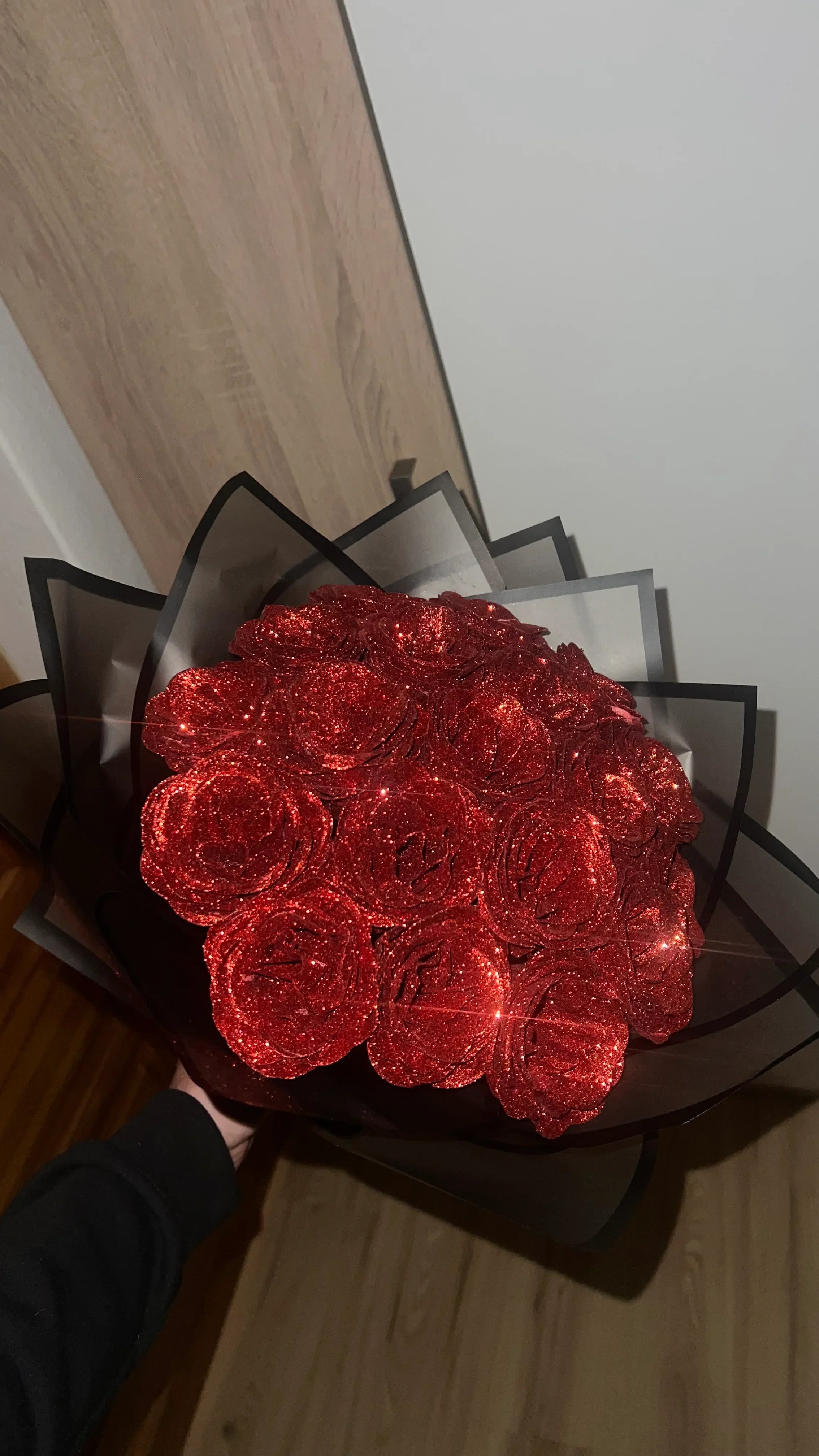 Vörös örök rózsa, csillogós rózsacsokor, romantikus ajándék, rózsa dekoráció